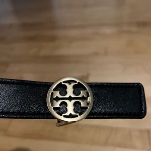 1” Tory Burch reversible tan and black belt. Used but very good condition. Small